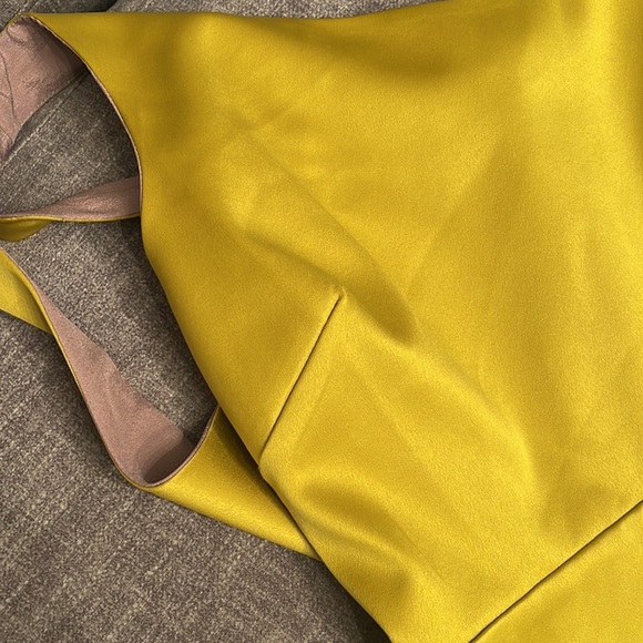 Very delicate and soft one shoulder dress - Picture 4 of 10